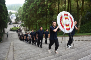 賡續(xù)井岡山精神，向革命烈士敬獻花圈